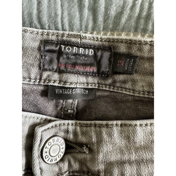 Torrid 5 Inch Boyfriend Vintage Stretch Mid-Rise Denim Jean Shorts Smokestack 18 - Picture 4 of 6